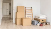 Kartons, Möbel und sortierte Gegenstände in einer leeren Wohnung bei einer Haushaltsauflösung nach dem Umzug