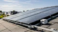 Photovoltaikanlage auf einem Hausdach mit Solarmodulen und Wechselrichter im Wohnhausumfeld.