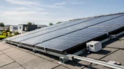 Photovoltaikanlage auf einem Hausdach mit Solarmodulen und Wechselrichter im Wohnhausumfeld.